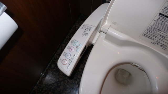 Toilet berteknologi tinggi di Jepang. (Foto: Flickr/Erik Hartberg)