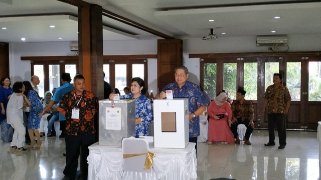 SBY & keluarga menggunakan hak pilihnya (Foto: Aprilandika Pratama/kumparan)