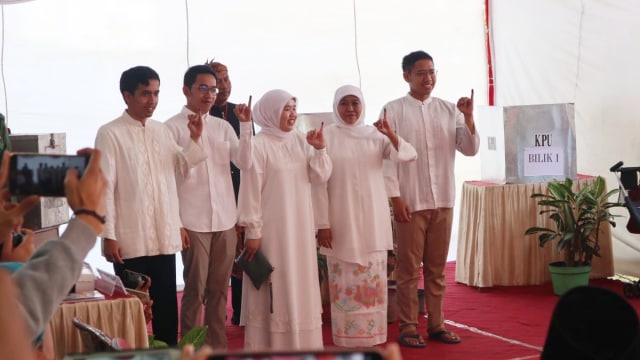 Khofifah dan anak-anaknya menggunakan hak pilih (Foto: Phaksy Sukowati/kumparan)