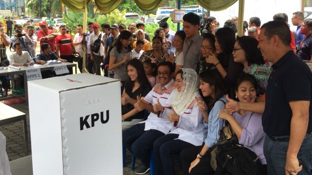 Djarot di TPS (Foto: Mirsan Simamora/kumparan)