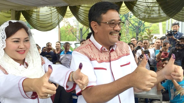 Djarot bersama Istri di TPS. (Foto: Mirsan/kumparan)