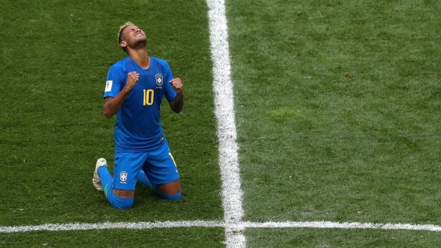 Ekspresi Neymar usai laga vs Kosta Rika. (Foto: Reuters/Lee Smith)