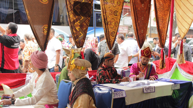 Petugas gunakan baju adat di Medan. (Foto: Ade Nurhaliza/kumparan)