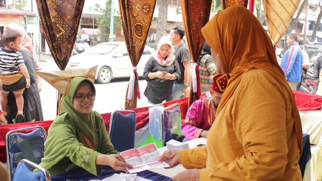 Petugas gunakan baju adat di Medan. (Foto: Ade Nurhaliza/kumparan)