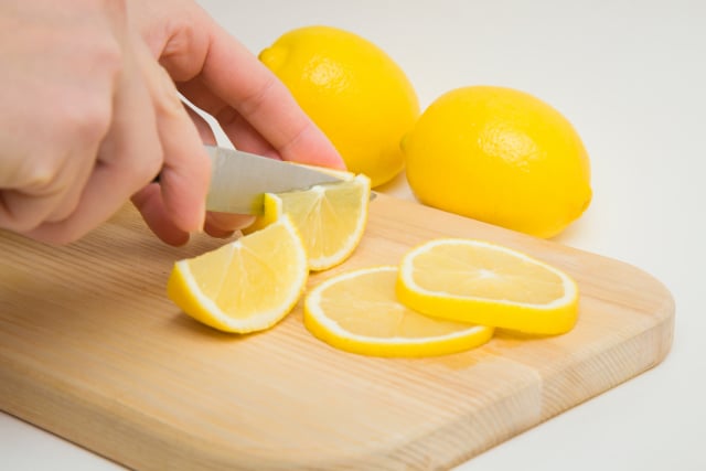 Ilustrasi memotong lemon (Foto: Thinkstock)