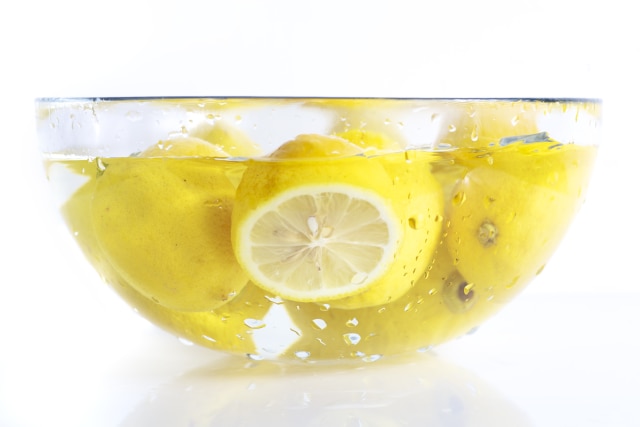Rendam lemon dalam air hangat (Foto: Thinkstock)