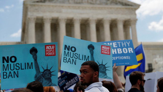 Aksi menentang larangan masuk warga Muslim di AS. (Foto: Reuters/Leah Millis)