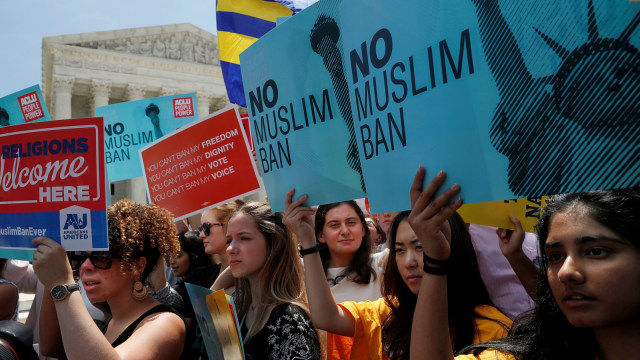 Aksi menentang larangan masuk warga Muslim di AS. Foto: Reuters/Leah Millis