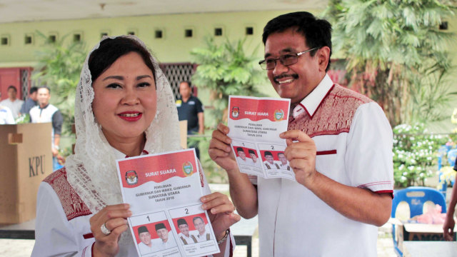 Djarot dan istri memperlihatkan surat suara. (Foto: ANTARA FOTO/Septianda Perdana)