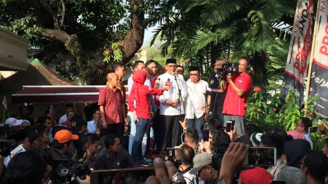 Nurdin Abdullah memberikan pidato. (Foto: Rafyq Panjaitan/kumparan)