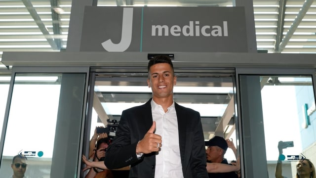 Cancelo tiba di J|Medical, Turin. (Foto: Dok. Juventus FC)