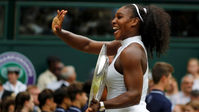Serena Williams jagoan Wimbledon. (Foto: Reuters/Stefan Wermuth)