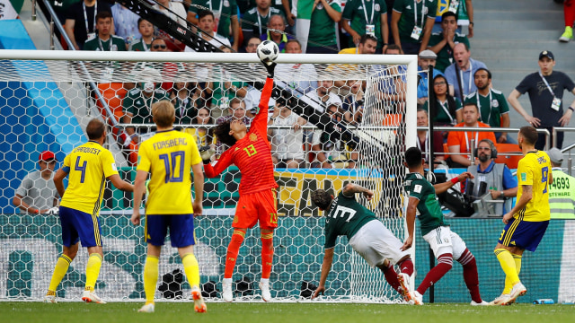 Penyelamatan Ochoa di laga vs Swedia. (Foto:  REUTERS/Jason Cairnduff)