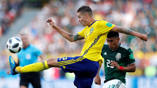 Mikael Lustig di laga vs Meksiko (Foto: REUTERS/Andrew Couldridge)