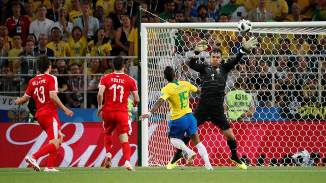 Gol Paulinho ke gawang Serbia. (Foto: REUTERS/Grigory Dukor)