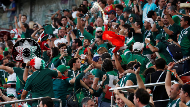 Suporter rayakan lolosnya Meksiko. (Foto:  REUTERS/Andrew Couldridge)