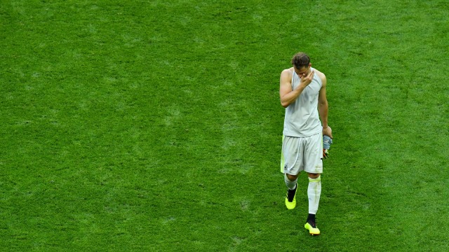 Manuel Neuer menangisi kekalahan Jerman. (Foto: Dylan Martinez/Reuters)