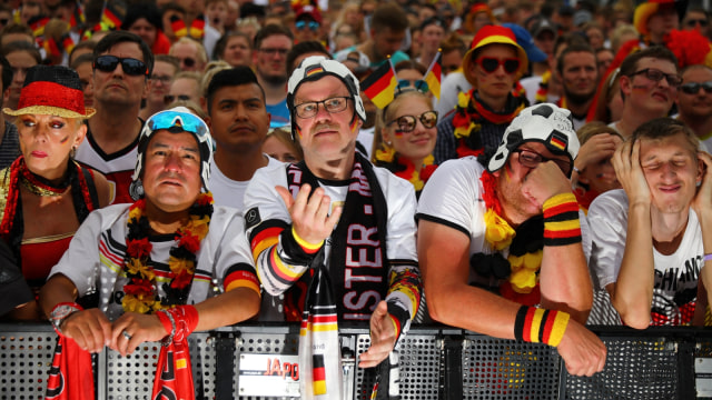 Suporter Jerman menyesali kekalahan timnya. (Foto: Hannibal Hanschke/Reuters)