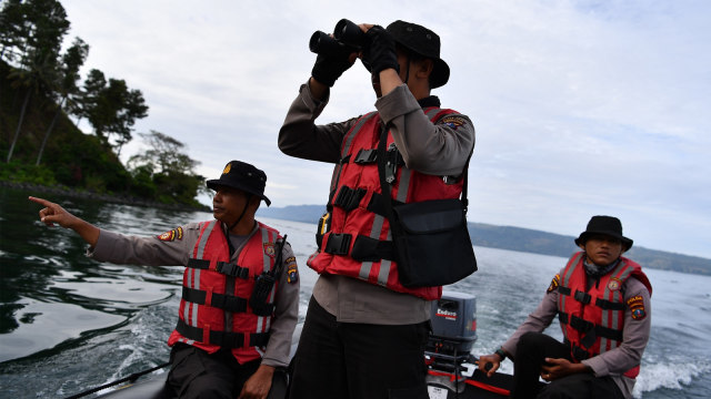 Petugas melakukan pencarian KM Sinar Bangun (Foto: ANTARA FOTO/Sigid Kurniawan)