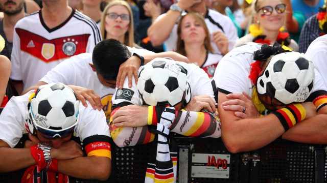 Kesedihan suporter Jerman. (Foto: Reuters/Hannibal Hanschke)