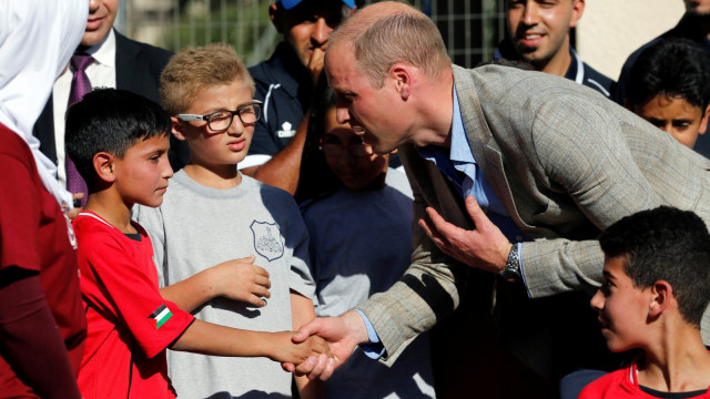 Pangeran William Menyapa Anak-anak Palestina (Foto: REUTERS/Mussa Qawasma)