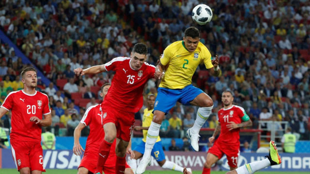 Thiago Silva mencetak gol ke gawang Serbia. (Foto: Reuters/Grigory Dukor)