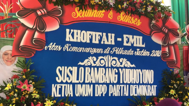 Karangan bunga untuk Khofifah-Emil dari SBY. (Foto: Phaksy Sukowati/kumparan)