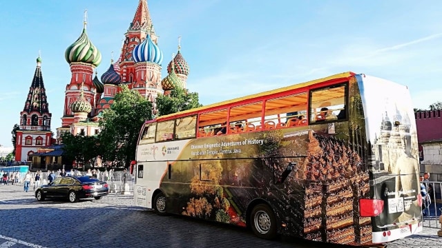 Bus dengan logo Wonderful Indonesia di Rusia. (Foto: Facebook/@kemenpar)
