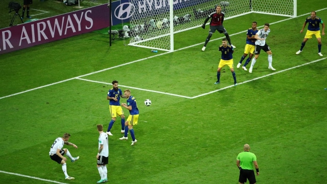 Kroos saat mencetak gol ke gawang Swedia. (Foto: Reuters/Hannah McKay)