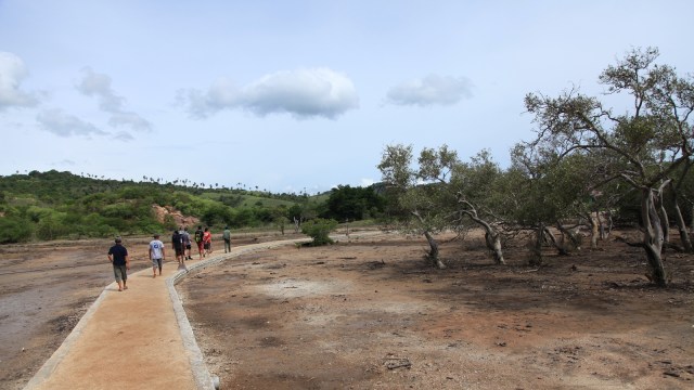 Jalan Sendirian di Taman Nasional Komodo. (Foto: Flickr/damn traveller)