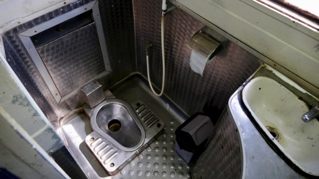 Toilet jongkok di kereta api  (Foto: Flickr/Sokdee)