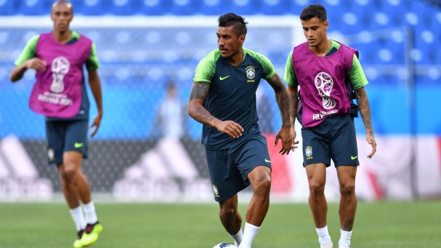 Paulinho kala latihan bersama Brasil. (Foto: JOE KLAMAR / AFP)