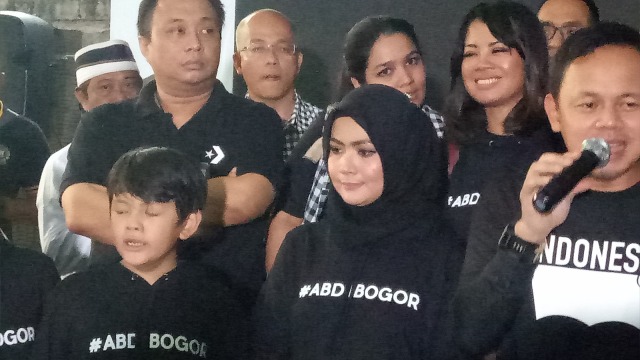 Bima Arya didampingi istri dan anak. (Foto: Rachmadin Ismail/kumparan)