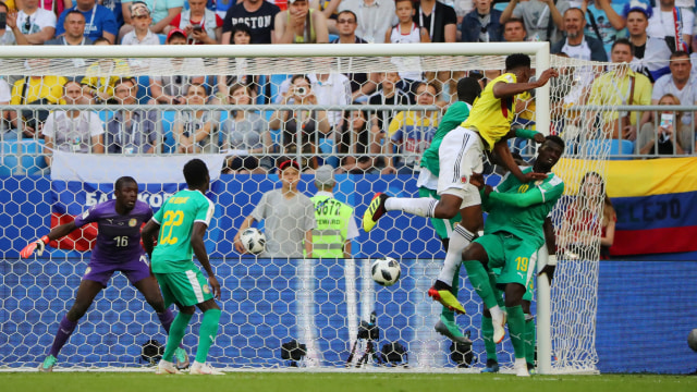 Yerry Mina cetak gol di laga vs Senegal. (Foto:  REUTERS/Marcos Brindicci)