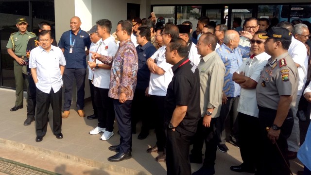 Jusuf Kalla dan Anies di Venue BMX Asian Games. (Foto: Kevin Kurnianto/kumparan)