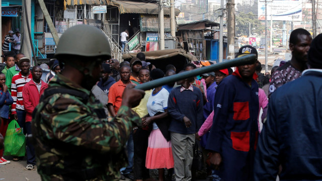 Para Pedangan Berkumpul Usai Kebakaran di Kenya Foto: REUTERS/Thomas Mukoya