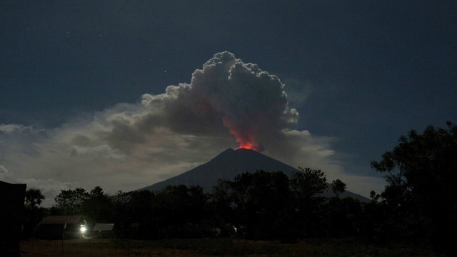 Erupsi Gunung Agung, Bali. (Foto: Antara/Nyoman Budhiana)