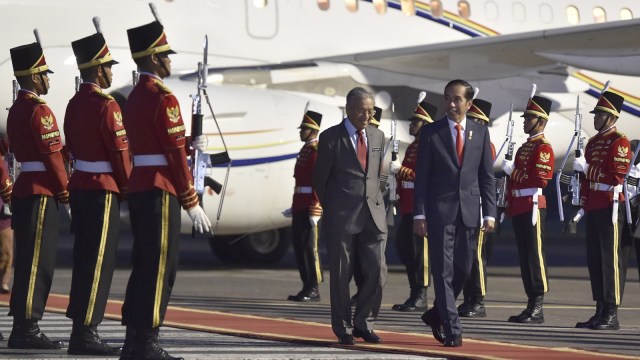 Joko Widodo menyambut Mahathir Mohamad. Foto: Antara/Puspa Perwitasari