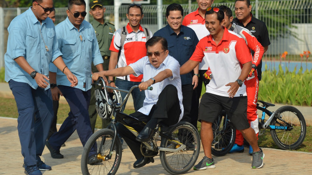 Jusuf Kalla mencoba sepeda BMX (Foto: ANTARA FOTO/Wahyu Putro A)