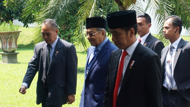 Mahathir dan Jokowi menuju masjid Istana Bogor. (Foto: Yudhistira Amran Saleh/kumparan)