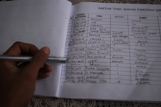 Prabowo di daftar hadir makam Pangeran Diponegoro (Foto: Makassar Indeks)