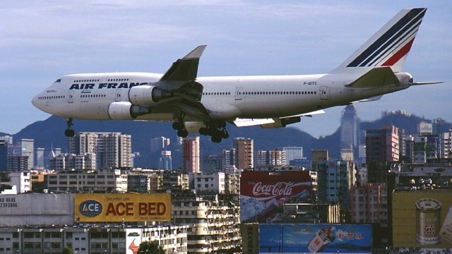 Pesawat Air France akan mendarat di Kai Tak  (Foto: Wikimedia Commons)
