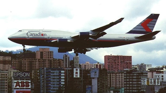 Boeing 747-400 akan mendarat di Kai Tak  (Foto: Wikimedia Commons)