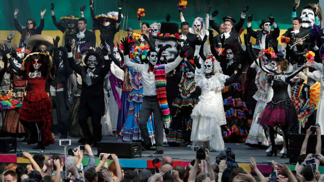 Perayaan Hari Raya Kematian khas Meksiko di Rusia. (Foto: REUTERS/Sergei Karpukhin)