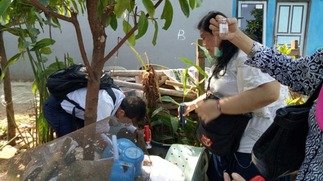 Pemeriksaan Chikungunya di Meruyung. (Foto: dok. Dinas Kesehatan Depok)