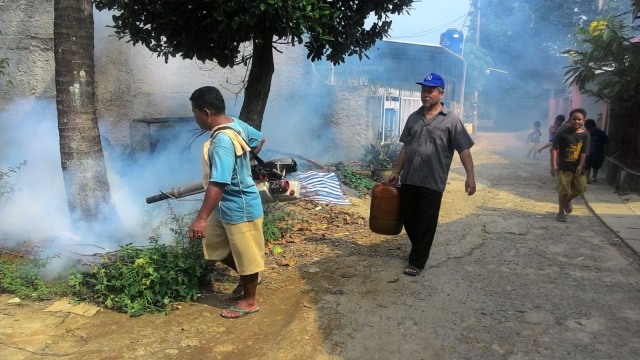 Pemeriksaan Chikungunya di Meruyung. (Foto: dok. Dinas Kesehatan Depok)