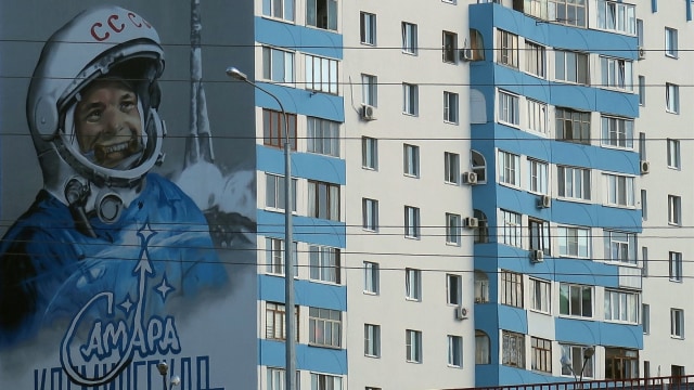Mural Yuri Gagarin di Samara. (Foto: Reuters/Michael Dalder)