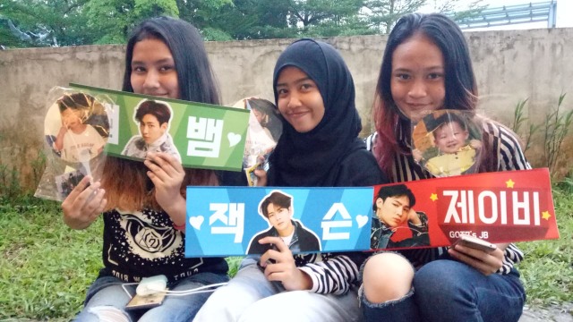 Fans GOT7, Mutia, Adinda dan Difa. (Foto: Anissa Maulida/kumparan)