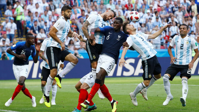 Pemain Prancis dan Argentina berduel. (Foto: REUTERS/Michael Dalder)