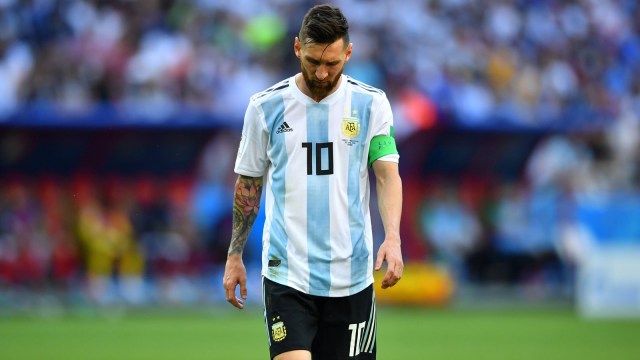 Langkah gontai Lionel Messi. (Foto: Dylan Martinez/Reuters)